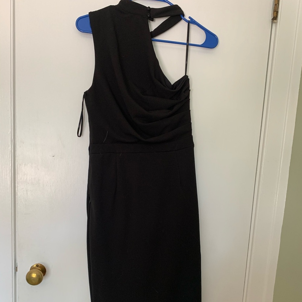 Lulu’s black one shoulder dress
